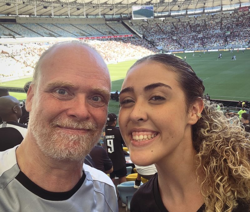 Henrik Brandão Jönsson med sin dotter på fotboll i Brasilien. Foto: Skärmavbild Instagram/riojonsson Henrik Brandão Jönsson med sin dotter på fotboll i Brasilien. Foto: Skärmavbild Instagram/riojonsson